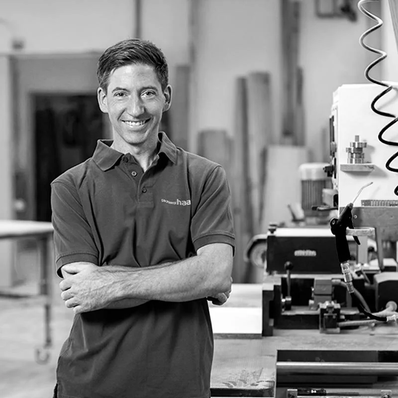 Hans-Peter Haas, Tischlermeister, in der Werkstatt in Grödig